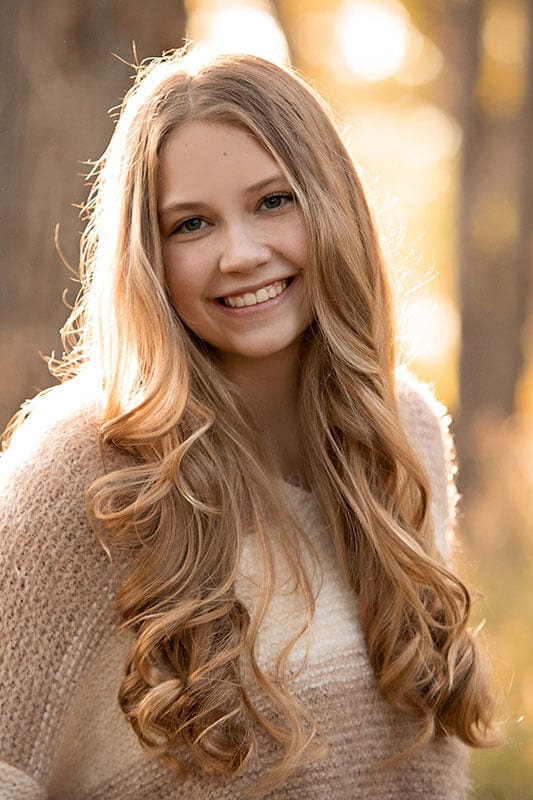 Blog author Jessica has long blonde hair and is wearing a light-colored sweater.