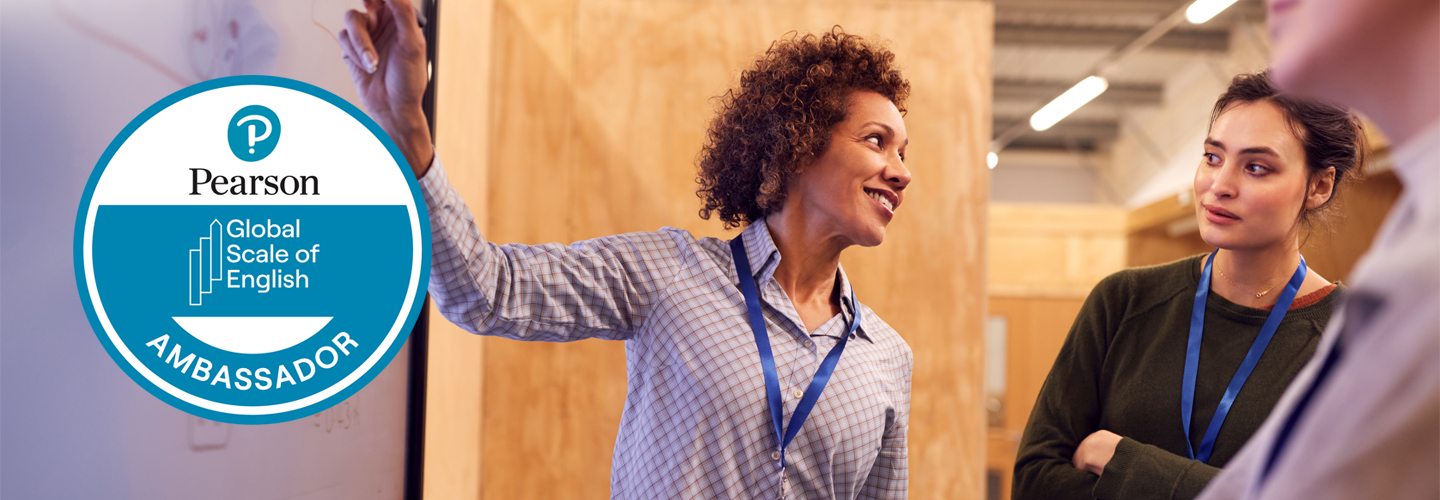 大人を教える女性がインタラクティブボードの前に立って、それを指差していました