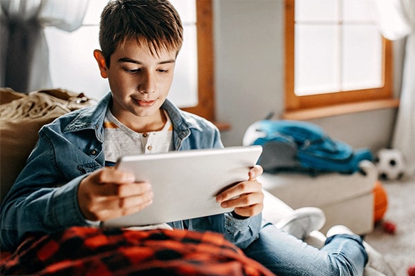 正在公園裡練拳擊的女子