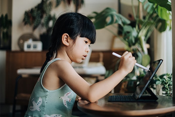 家長和孩子邊吃邊笑