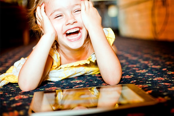 家長和孩子邊吃邊笑