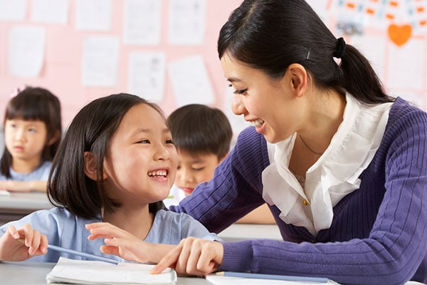 先生と生徒が授業を楽しんでいる様子